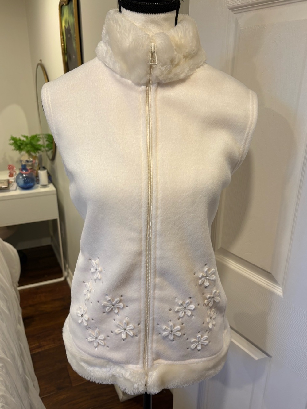 Northern Reflections Faux Fur Trim Fleece Vest White Floral Size M